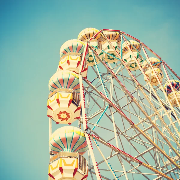 Vintage ferris wheel over blue sky — Stock Photo, Image