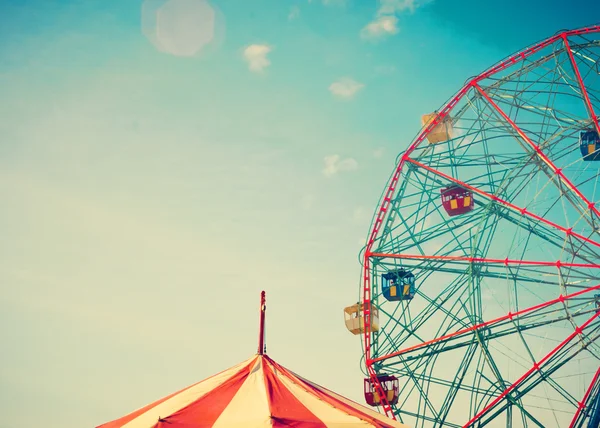 Vintage ferris wheel over blue sky — Stock Photo, Image