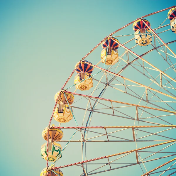 Roue ferris vintage sur ciel bleu — Photo