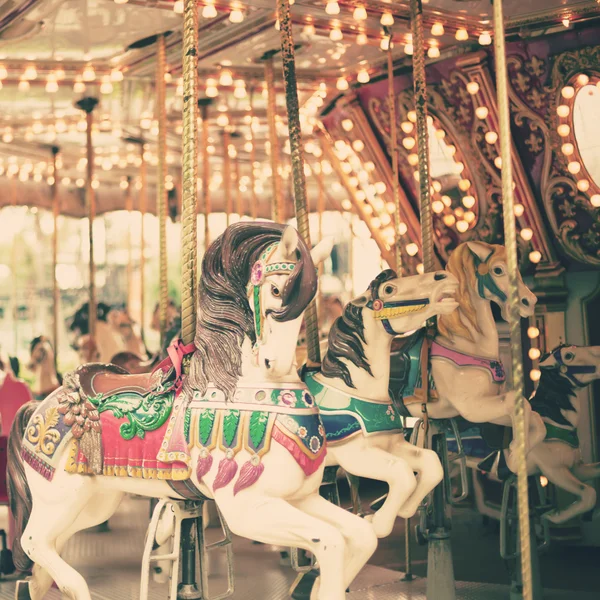 Vintage carrouselpaarden — Stockfoto