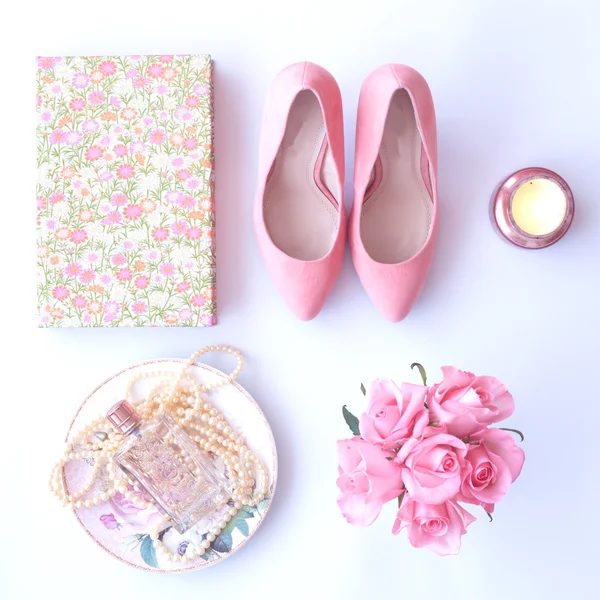 Caderno, sapatos, rosas — Fotografia de Stock