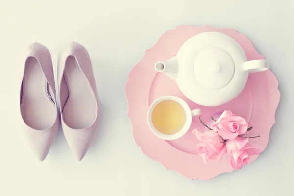 Vintage topuklar, çay bardağı, çaydanlık — Stok fotoğraf