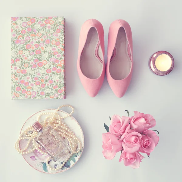 Notebook, buty, róże — Zdjęcie stockowe