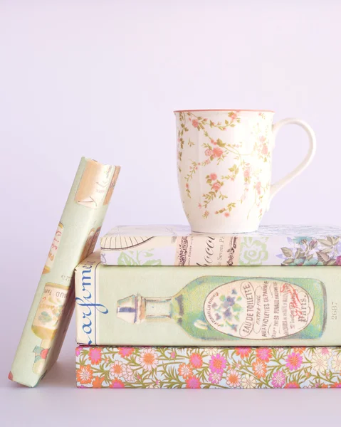 Xícara de chá sobre livros — Fotografia de Stock