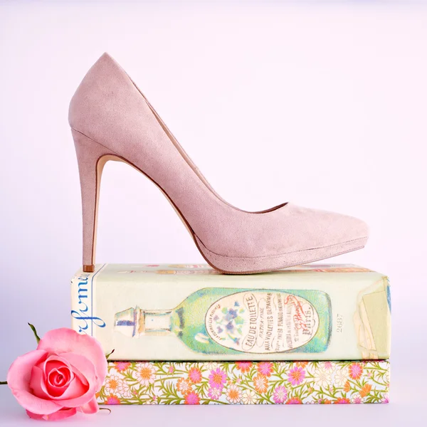 Różowe buty nad książkami — Zdjęcie stockowe