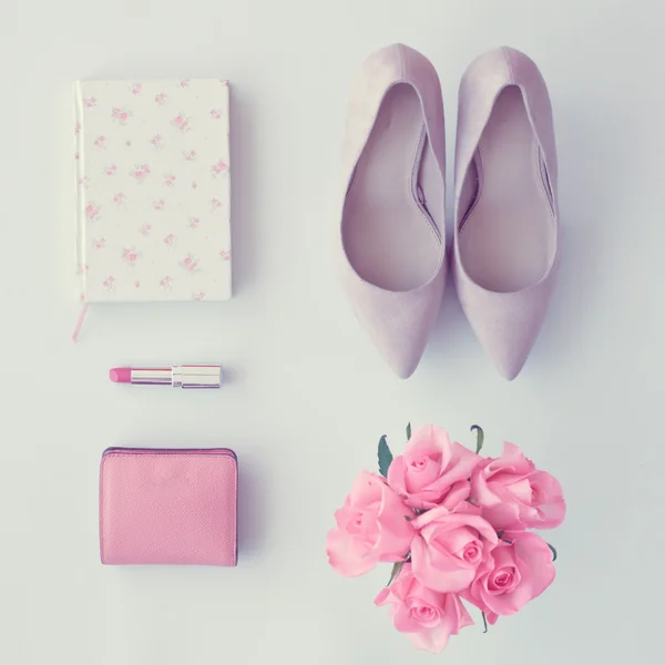 Notebook, buty, róże, lipsctick — Zdjęcie stockowe
