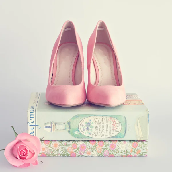 Różowe buty nad książkami — Zdjęcie stockowe