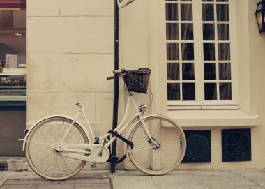 Sokakta klasik bisiklet.