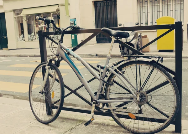 Vintage fiets op straat — Stockfoto