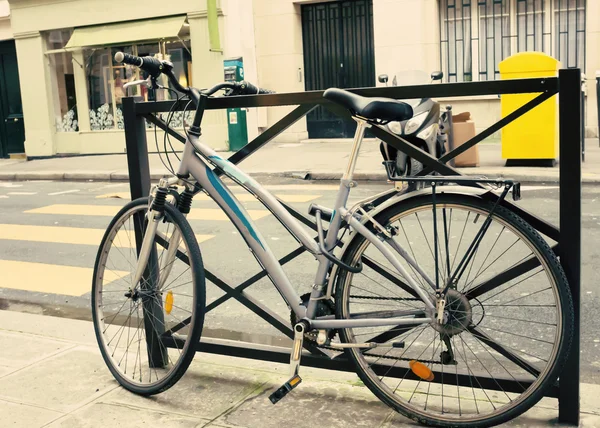 Vintage fiets op straat — Stockfoto