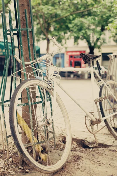 通りにあるヴィンテージ自転車は — ストック写真