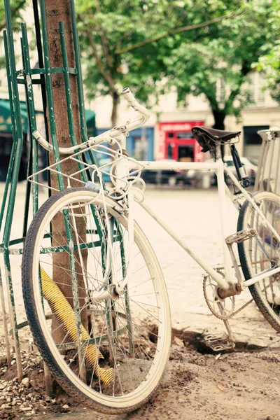 Vintage fiets op straat — Stockfoto