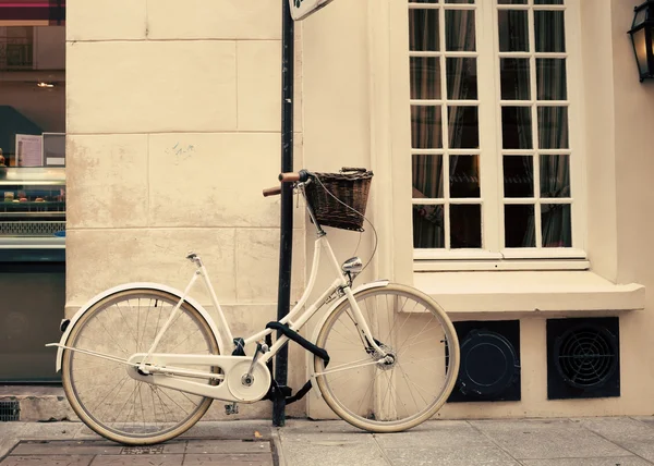 Vintage fiets op straat — Stockfoto