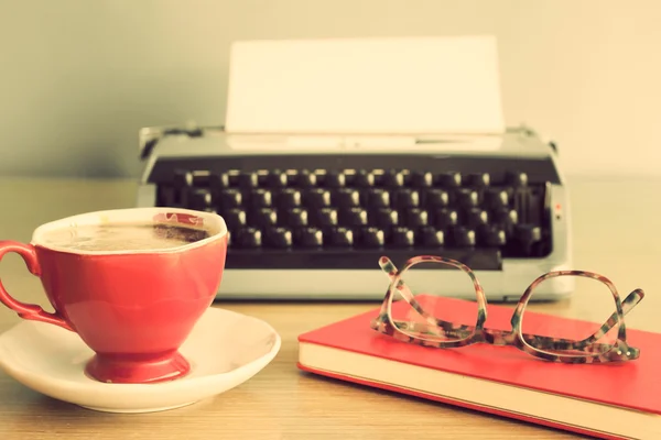 Máquina de escribir, taza de café y anteojos — Foto de Stock