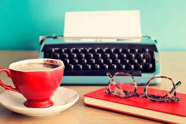 Schrijfmachine, koffiekopje en brillen — Stockfoto
