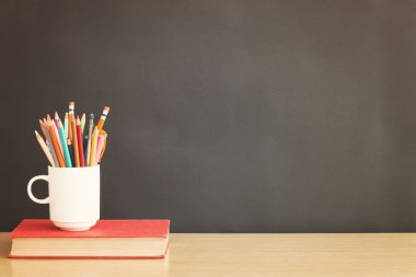 kurşun kalem ve kitap tablo