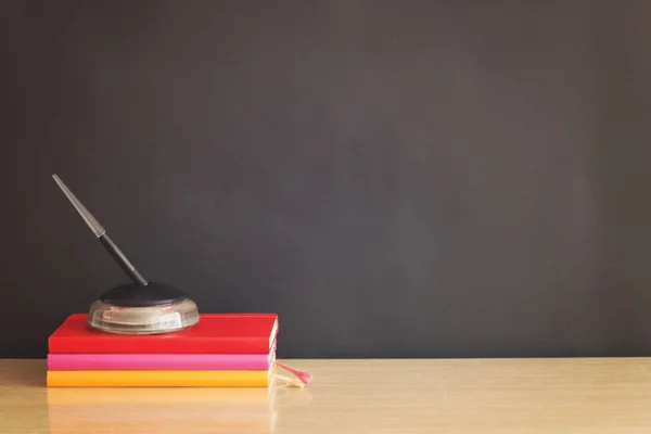 Penna e libri sul tavolo — Foto Stock