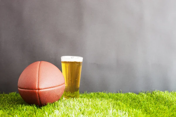 Copa de fútbol y cerveza — Foto de Stock
