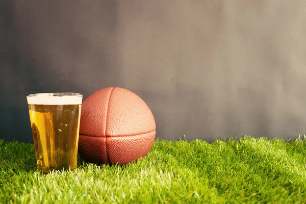 Copa de fútbol y cerveza — Foto de Stock