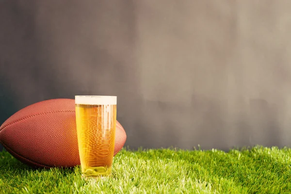 Copa de fútbol y cerveza — Foto de Stock