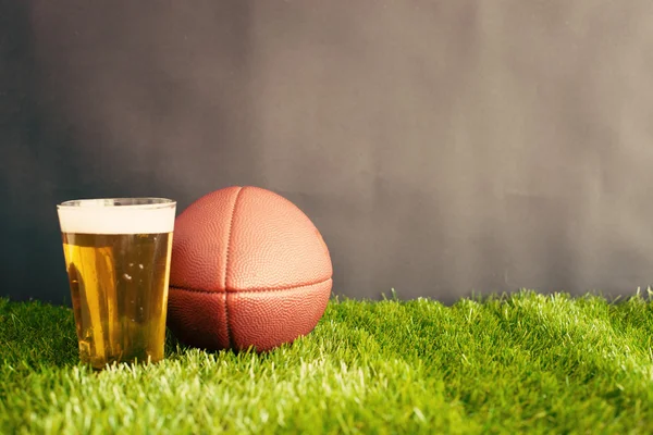 Copa de fútbol y cerveza — Foto de Stock