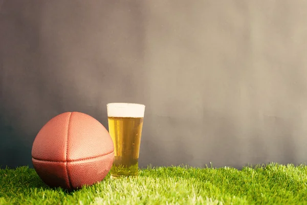 Vintage fotboll på gräs — Stockfoto