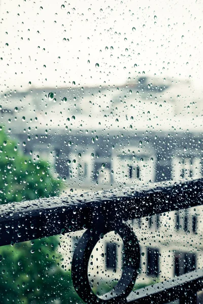 Varanda de Paris à chuva — Fotografia de Stock