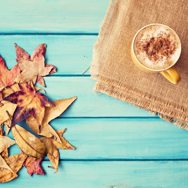 Taza de café y hojas de otoño —  Fotos de Stock