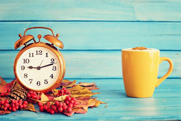 빈티지 시계와 커피 컵 — 스톡 사진