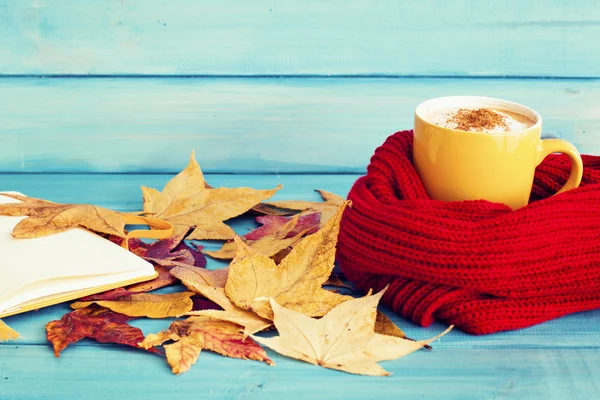 Filiżanka kawy i jesienią liści — Zdjęcie stockowe