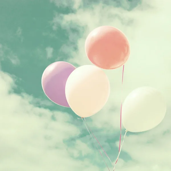 Красочные воздушные шары над винтажным небом — стоковое фото
