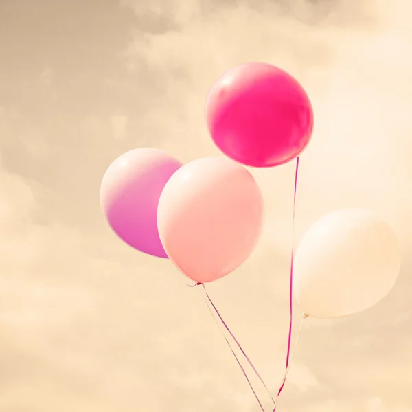Kleurrijke ballonnen over vintage hemel — Stockfoto