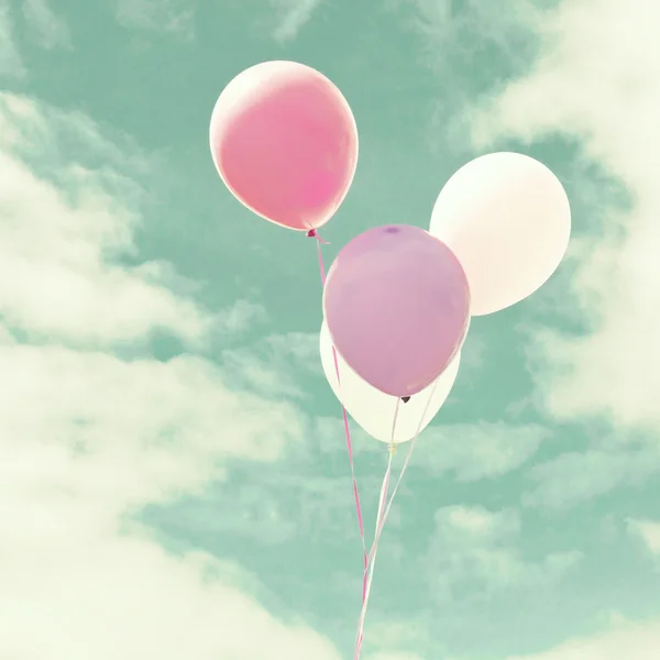 Πολύχρωμα μπαλόνια πάνω από vintage ουρανό — Φωτογραφία Αρχείου