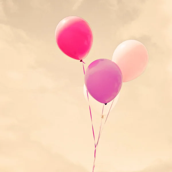 Kleurrijke ballonnen over vintage hemel — Stockfoto