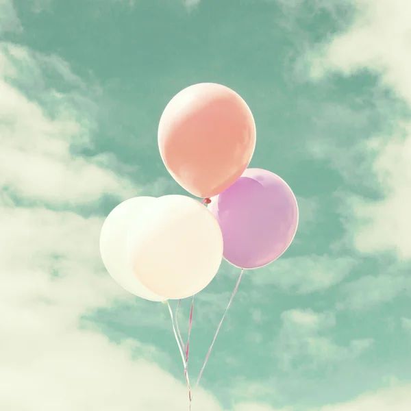 Palloncini colorati sopra il cielo vintage — Foto Stock