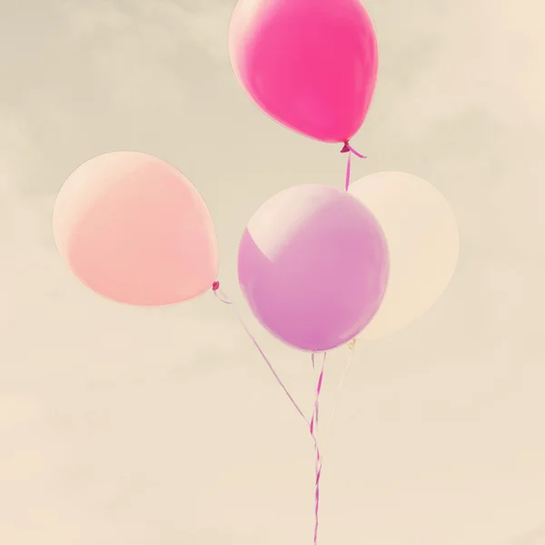 Ballons colorés sur ciel vintage — Photo