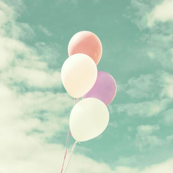 Ballons colorés sur ciel vintage — Photo