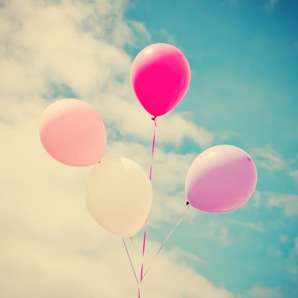 Palloncini colorati sopra il cielo vintage — Foto Stock