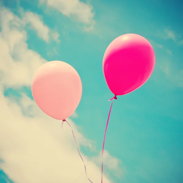 Färgglada ballonger över vintage sky — Stockfoto
