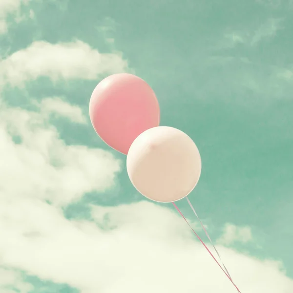Красочные воздушные шары над винтажным небом — стоковое фото