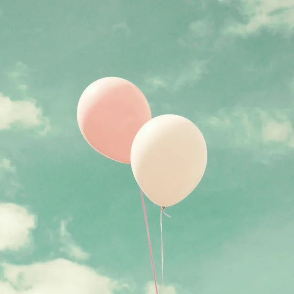 Färgglada ballonger över vintage sky — Stockfoto
