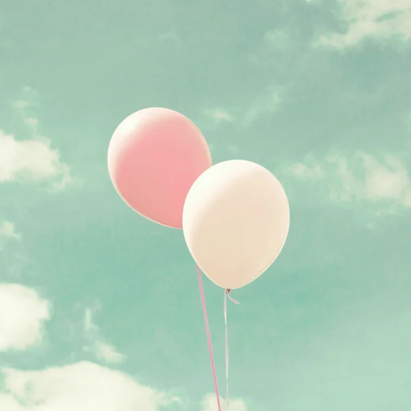 Balões coloridos sobre o céu vintage — Fotografia de Stock