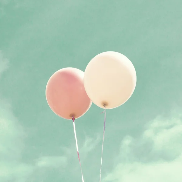 Ballons colorés sur ciel vintage — Photo