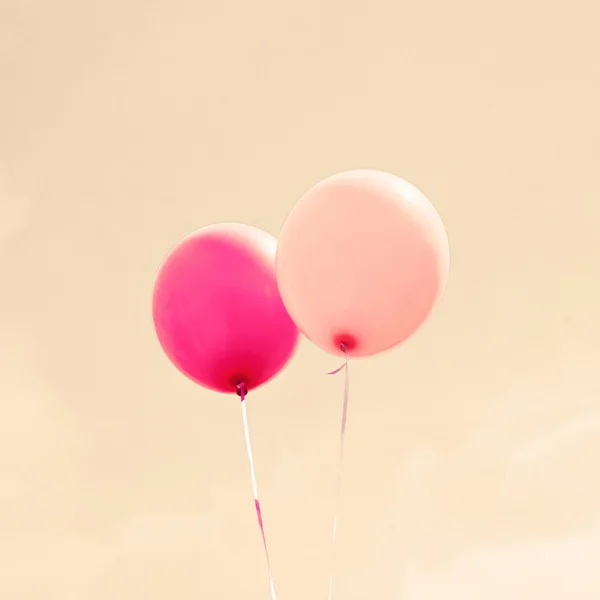 Färgglada ballonger över vintage sky — Stockfoto