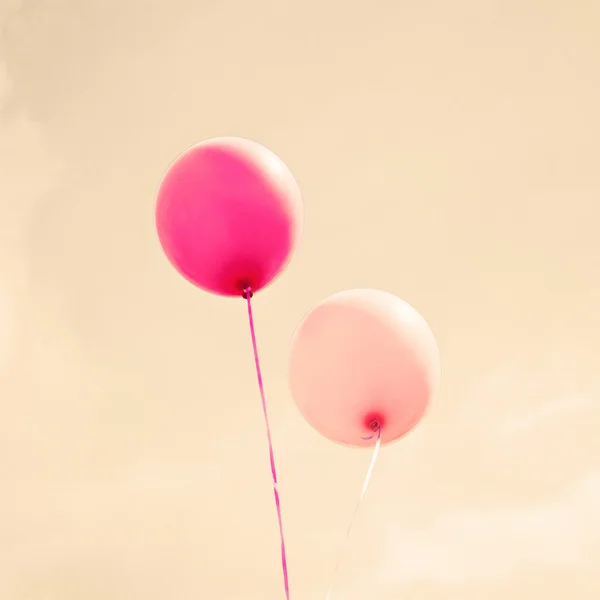 五颜六色的气球在老式的天空 — 图库照片