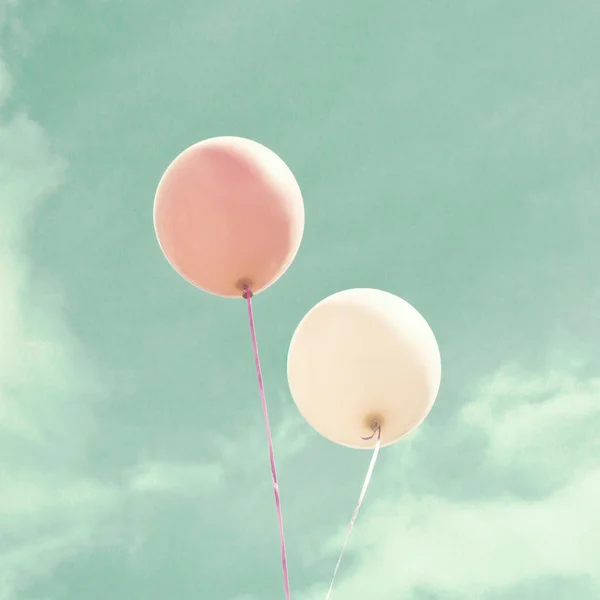 Globos de colores sobre el cielo vintage — Foto de Stock