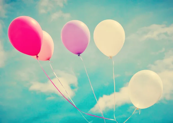 Ballons colorés sur ciel vintage — Photo