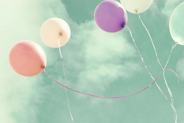 Vintage gökyüzü üzerinde renkli balonlar — Stok fotoğraf