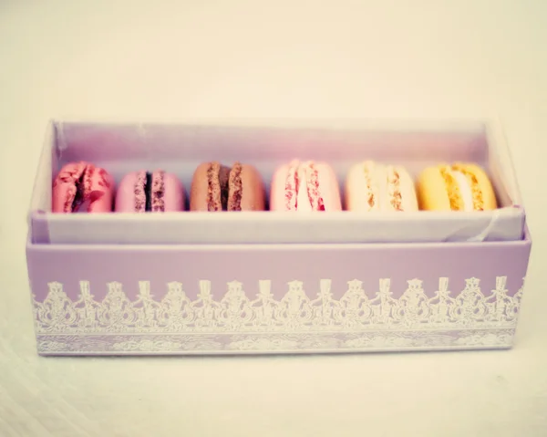 Macarrones en elegante caja de regalo — Foto de Stock