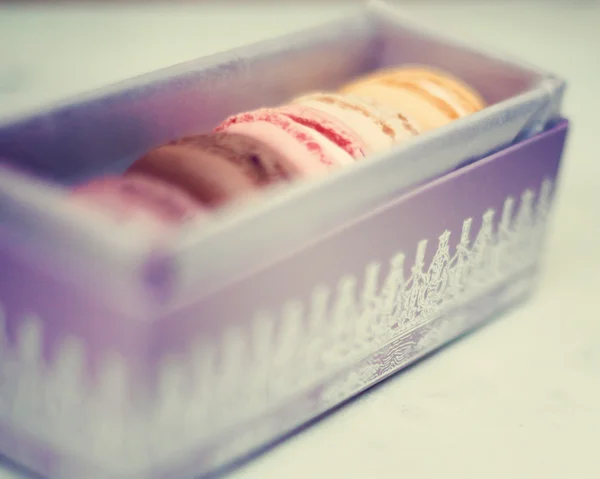 Macaroons em caixa de presente elegante — Fotografia de Stock